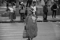 Cholita crossing street